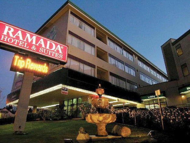 Ramada Hotel & Suites Metrotown Vancouver 本那比 外观 照片